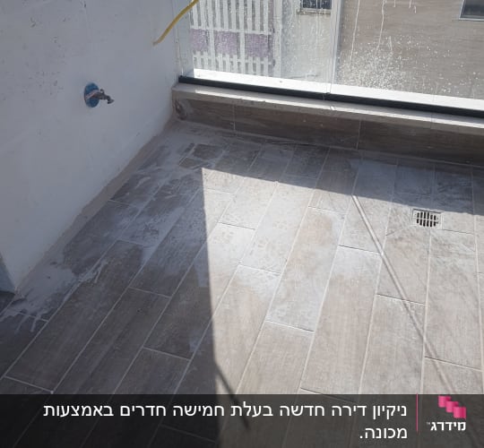 רצפה מלוכלכת עם סימני מים וסבון